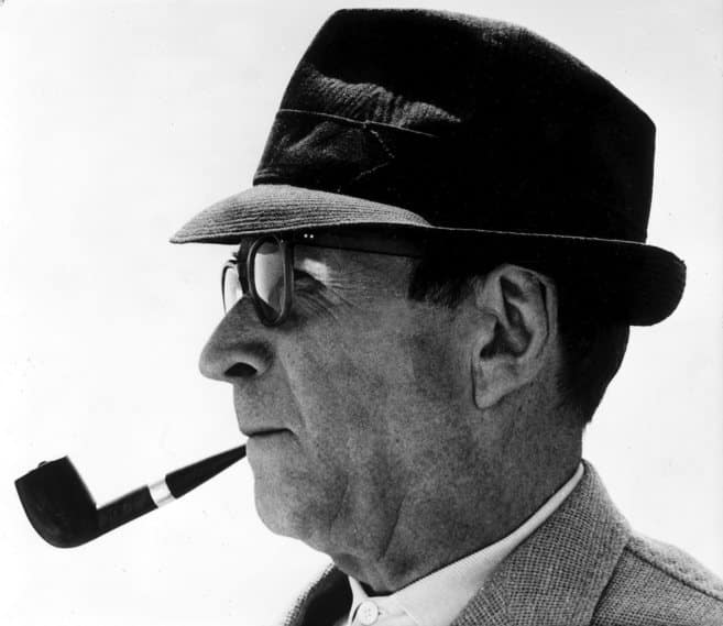 El escritor belga George Simenon fumando en pipa.