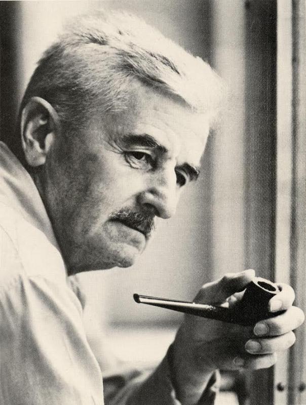 El novelista estadounidense William Faulkner fumando en pipa.