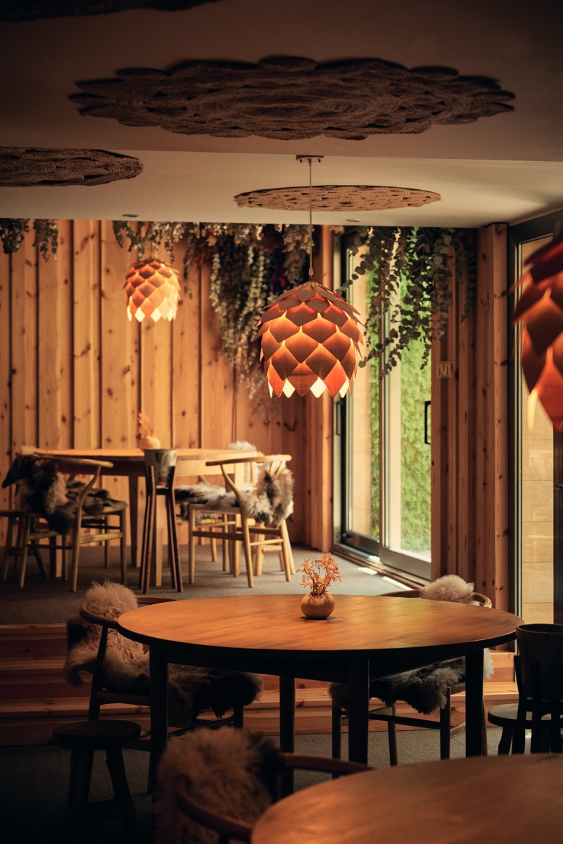 Aspecto interior de OBA Restaurante, localizado en la entreplanta de Cañitas Maite y decorado con materiales nobles y maderas claras.