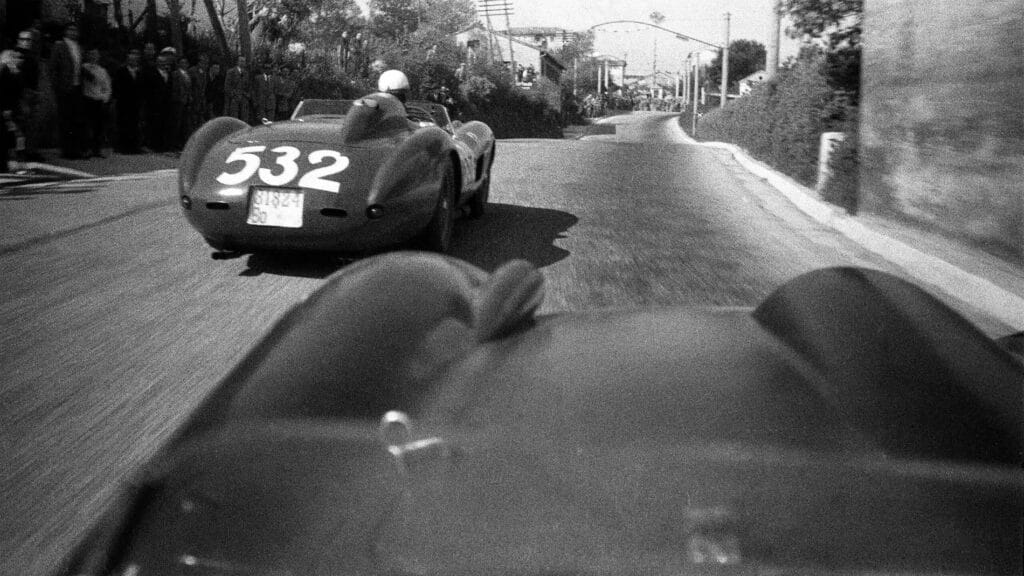 Fotografía tomada por Louis Klemantaski desde el Ferrari que conducía Peter Collins en la última Mille Miglia, de 1957. En el vehículo de delante, el 532, otro Ferrari, pilota Wolfgang von Trips, que finalizaría la carrera en segundo lugar.