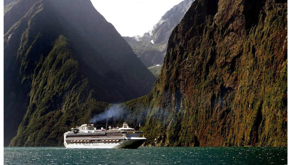 Destinos para brindar por la llegada de la primavera en un crucero