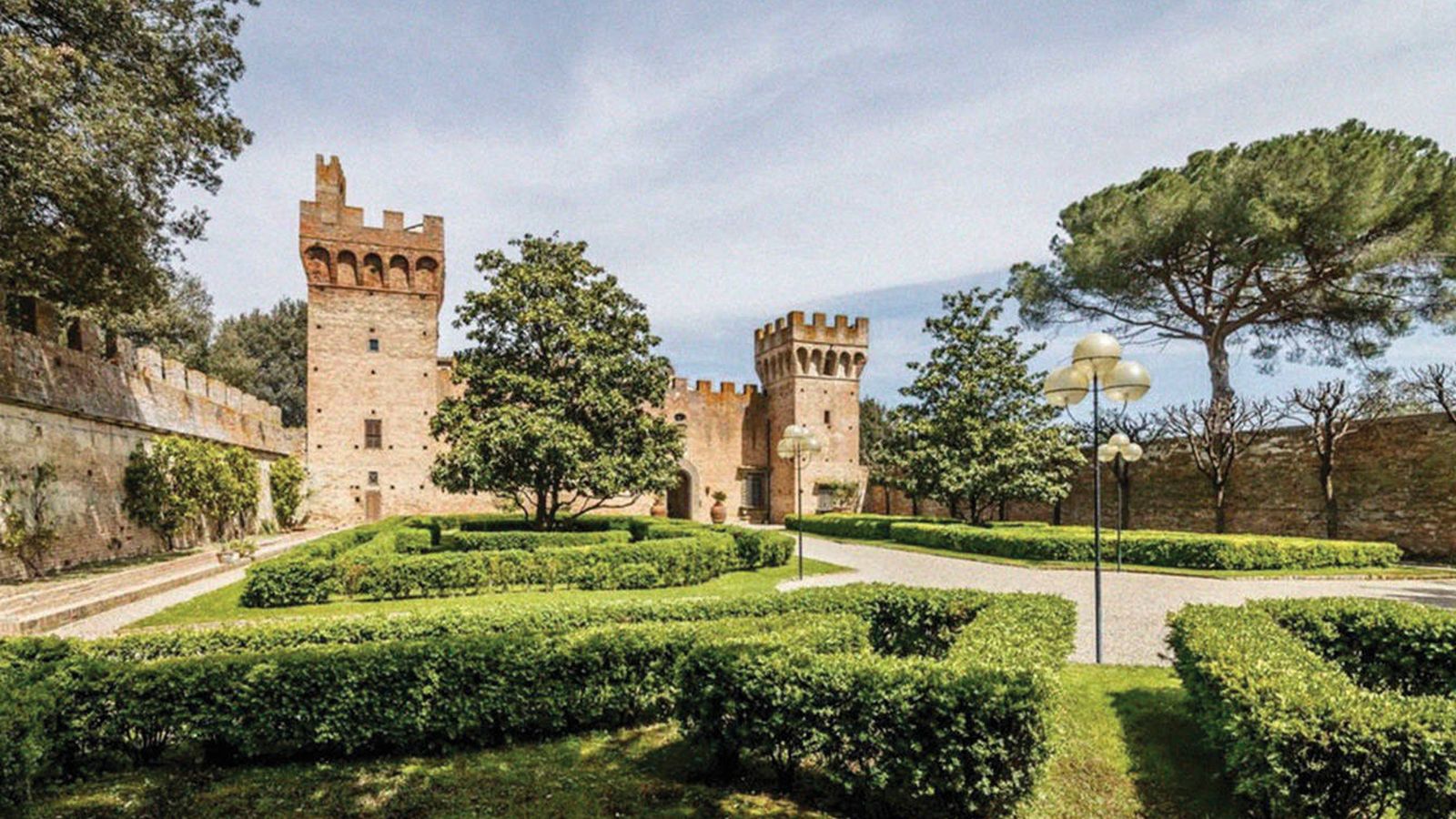 El castillo de 600 años en el corazón de la Toscana que puede ser suyo