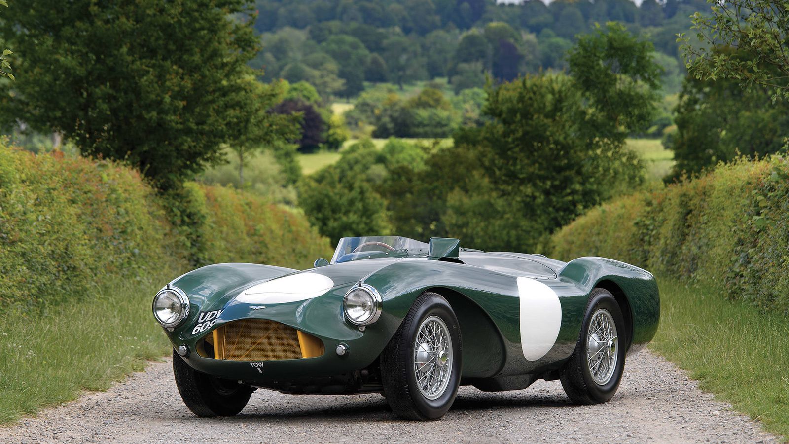 El legendario Aston Martin DB3 de James Bond sale a subasta