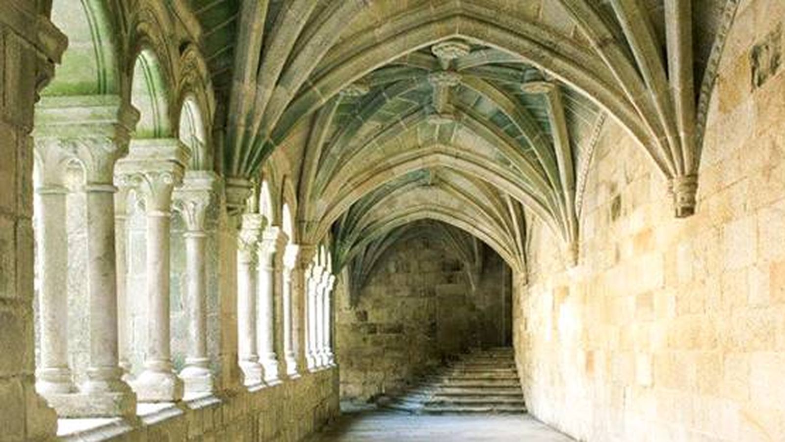 El Parador de Santo Estevo, una joya cultural entre bosques de castaños