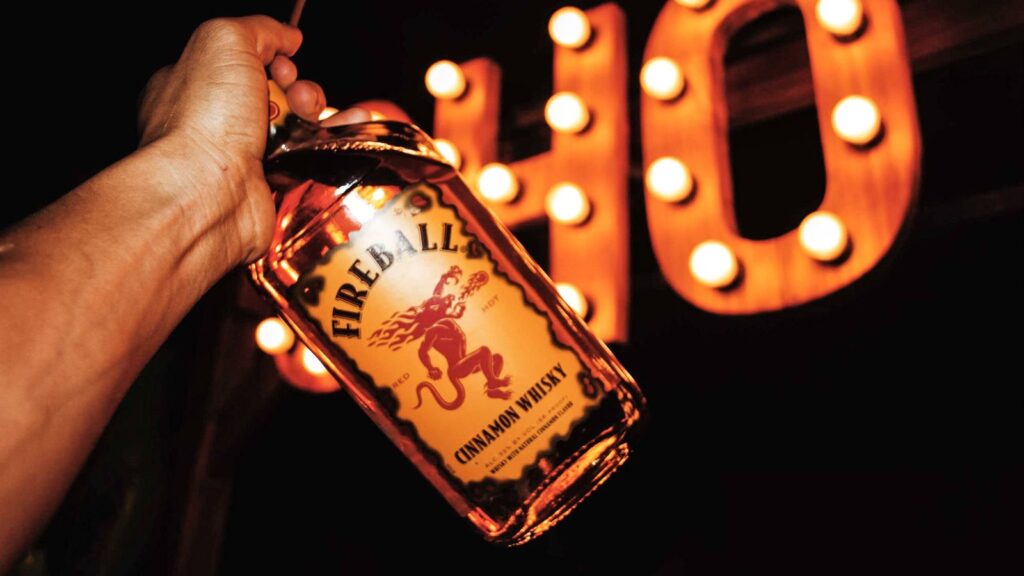 Fireball reinventa el chupito en España