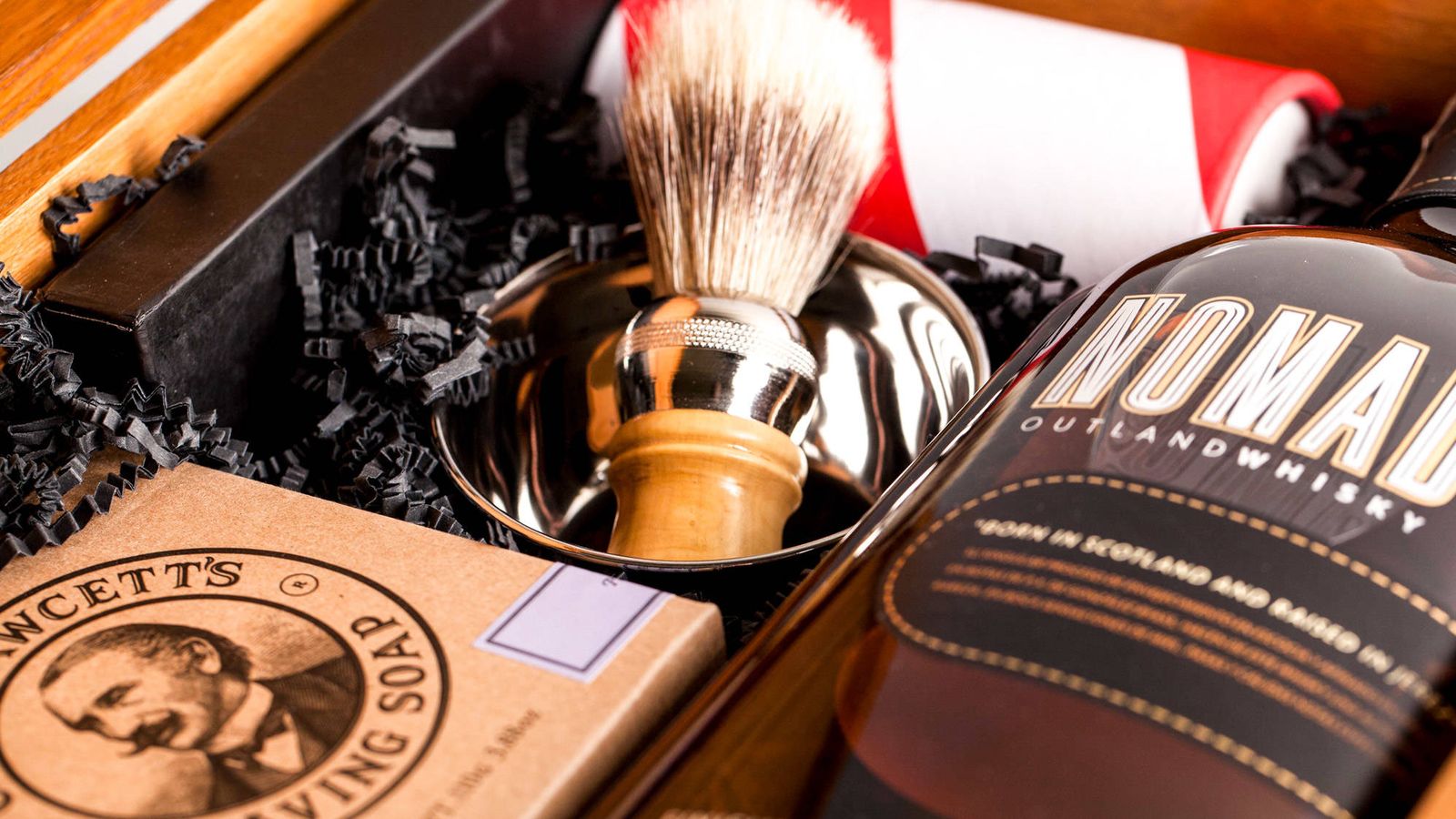 Whisky y afeitado en una caja de lujo