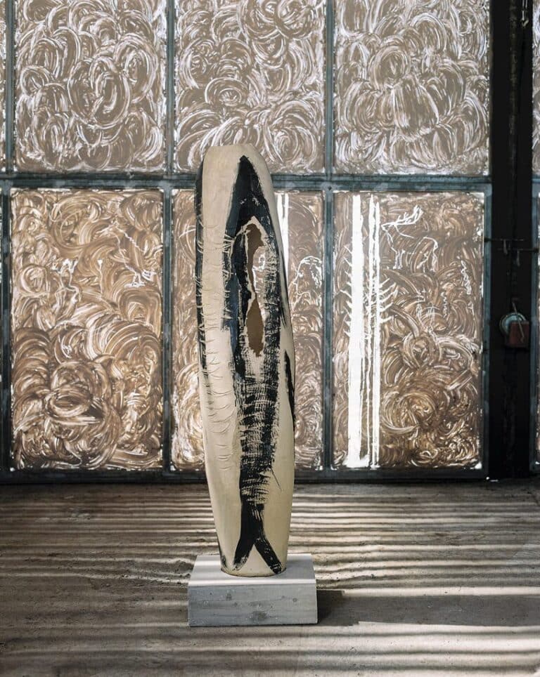 imagen de la escultura ´Tonyyna negra´, obra en cerámica de 183,4 x 64 x 48 cm, creada en el año 2019.