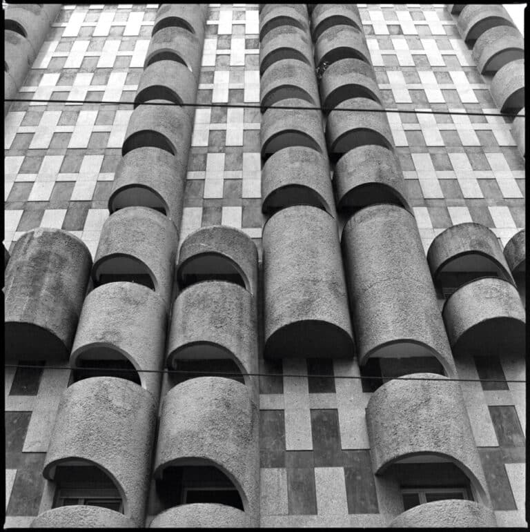 Edificio Sabino Arana, 28, conocido como La casa de las tripas, Bilbao, España. (Arq. Julián María Larrea, 1968).