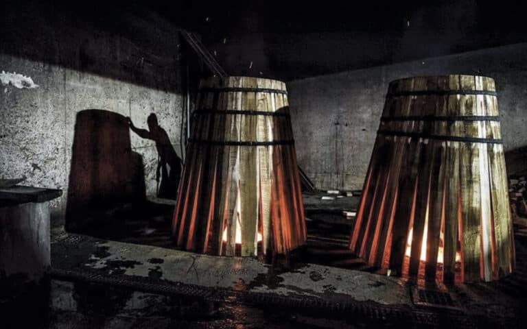 Steve McCurry ha colaborado con The Macallan para documentar los miles de kilómetros que recorren las maderas utilizadas para elaborar las barricas en las que envejece el whisky.