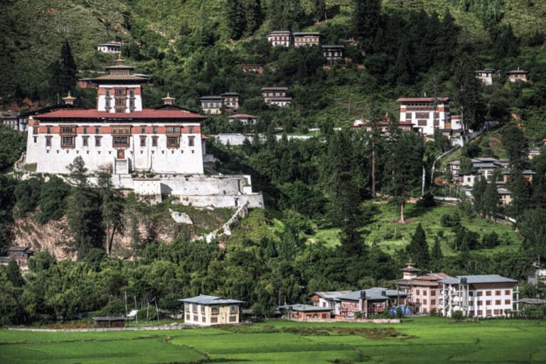 imagen del palacio Paro Dzong, también llamado Rinpung Dzong, un monasterio budista del siglo XVI. Acoge un conjunto monástico donde conviven unos 200 monjes y las oficinas administrativas del gobierno de la región.