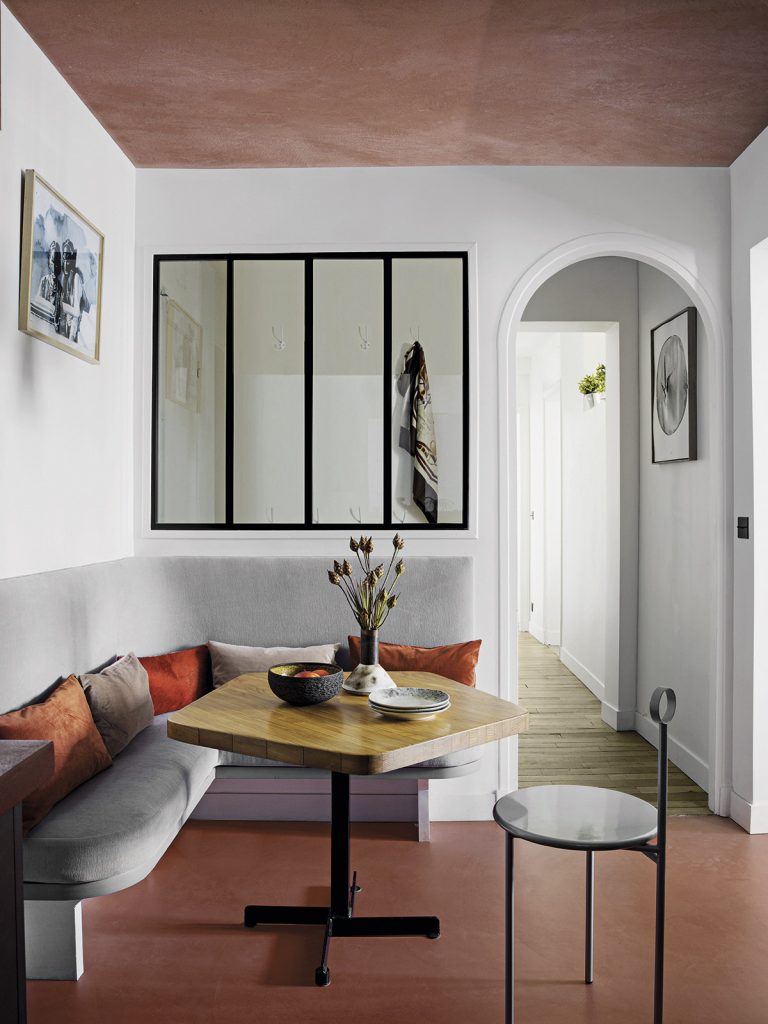 Cocina del apartamento de un coleccionista de arte callejero, situado en París (2018), diseñado por Shopie Dries Architect.