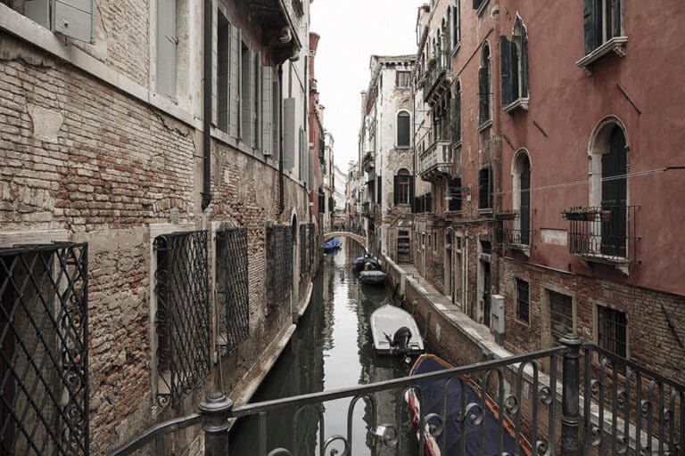 Vista de uno de los canales desde el Palazzo veneciano.