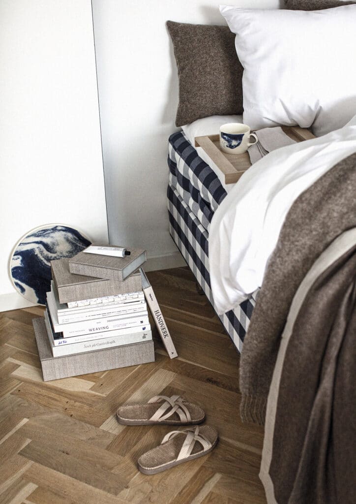 Detalle de un dormitorio con una cama Hästens.