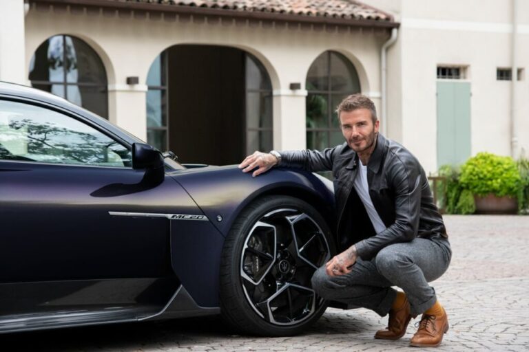 David Beckham junto al nuevo DB Fuoriserie Essentials.