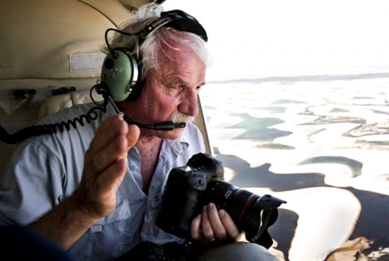 Yann Arthus-Bertrand, armado con su cámara para fotografiar y filmar la vida salvaje desde el cielo.