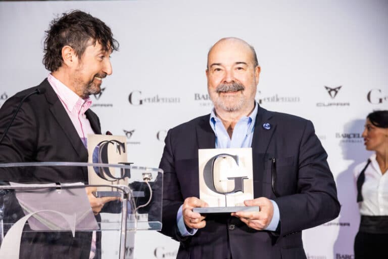 El presentador Toni Garrido con el actor Antonio Resines, en la entrega de premios celebrada en el Museo Lázaro Galdiano.
