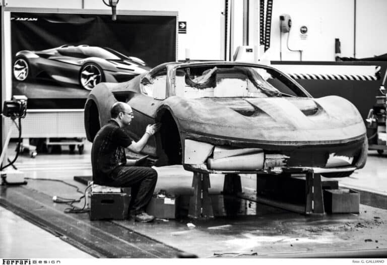 Fotografía tomada en la factoría de Ferrari durante la fabricación en arcilla de un modelo J50. El diseño, de Flavio Manzoni, recibió el premio Red Dot Design. La foto formó parte en 2018 de la exhibición Ferrari, Under de skin, celebrada en el Museo de Diseño de Londres.