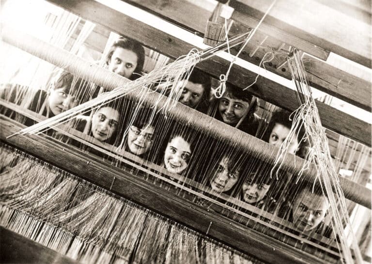 Retrato de un grupo de tejedoras de la escuela Bauhaus, en 1928.