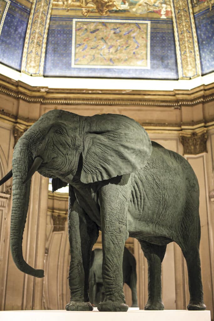 La escultura Elefante, de la artista Katharina Fritsch, recibe a lo visitantes en el pabellón central que acoge la muestra.