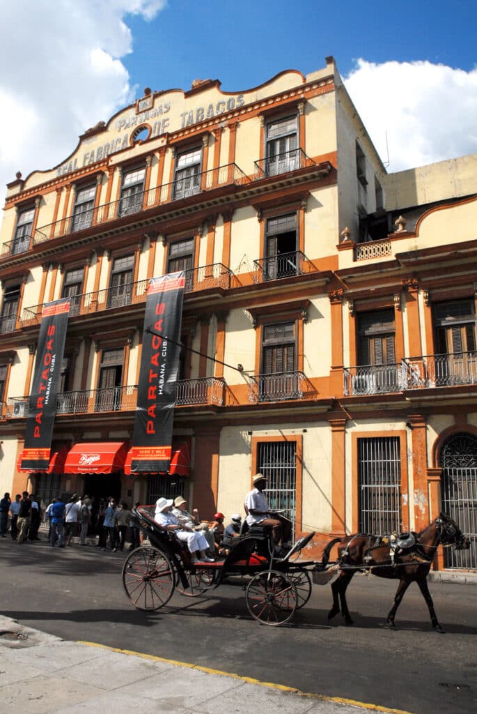 Emblema de la ciudad y punto de encuentro de turistas, la fábrica de Habanos Partagás mantiene el encanto de su construcción de estilo colonial.