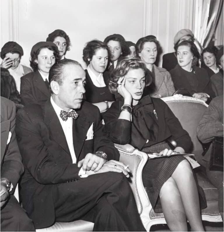 Humphrey Bogart y Lauren Bacall en un desfile de la maison, en torno a 1950. Foto: Cortesía Dior (Association Willy Maywald, AGDP, París).