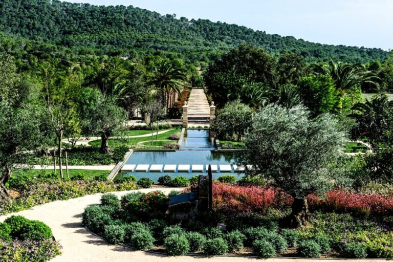 Jardines exteriores en Castell Son Claret, en Mallorca.