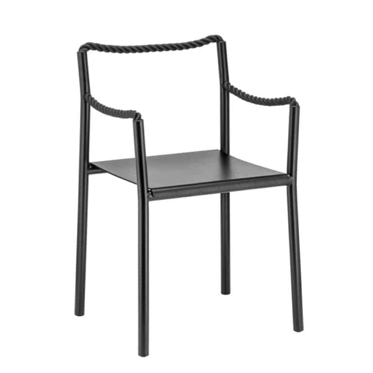 La silla Rope, de Artek es una estructura con revestimiento de pintura en polvo negra, chapa de fresno lacada en negro y cuerda de poliéster negra.