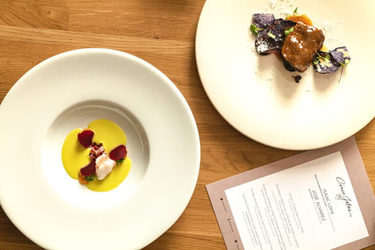 Dos de los platos del menú Cinco Jotas By, diseñados por los chefs estrella Michelin.