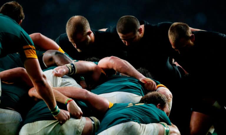 Imagen de una melé durante el partido de semifinales entre Nueva Zelanda y Sudáfrica disputado en Londres durante la Copa del Mundo de Rugby 2015.