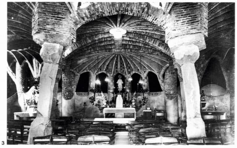 Interior de la cripta de la colonia Güell (1898-1914), levantada como parte del complejo que Eusebi Güell concibió para sus trabajadores en Santa Coloma de Cervelló.