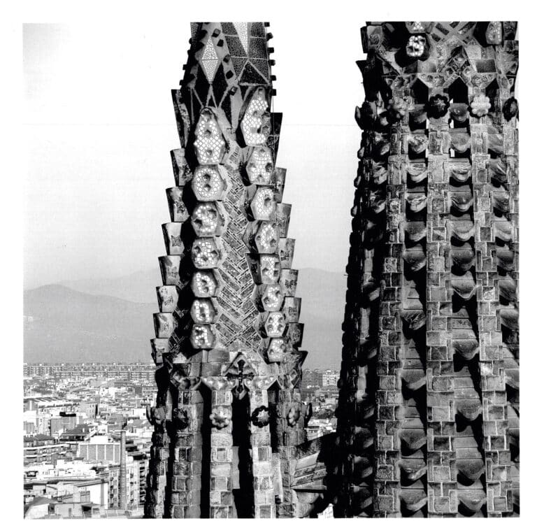 Detalles de los campanarios de la Sagrada Familia dedicados a los apóstoles Matías y Judas.