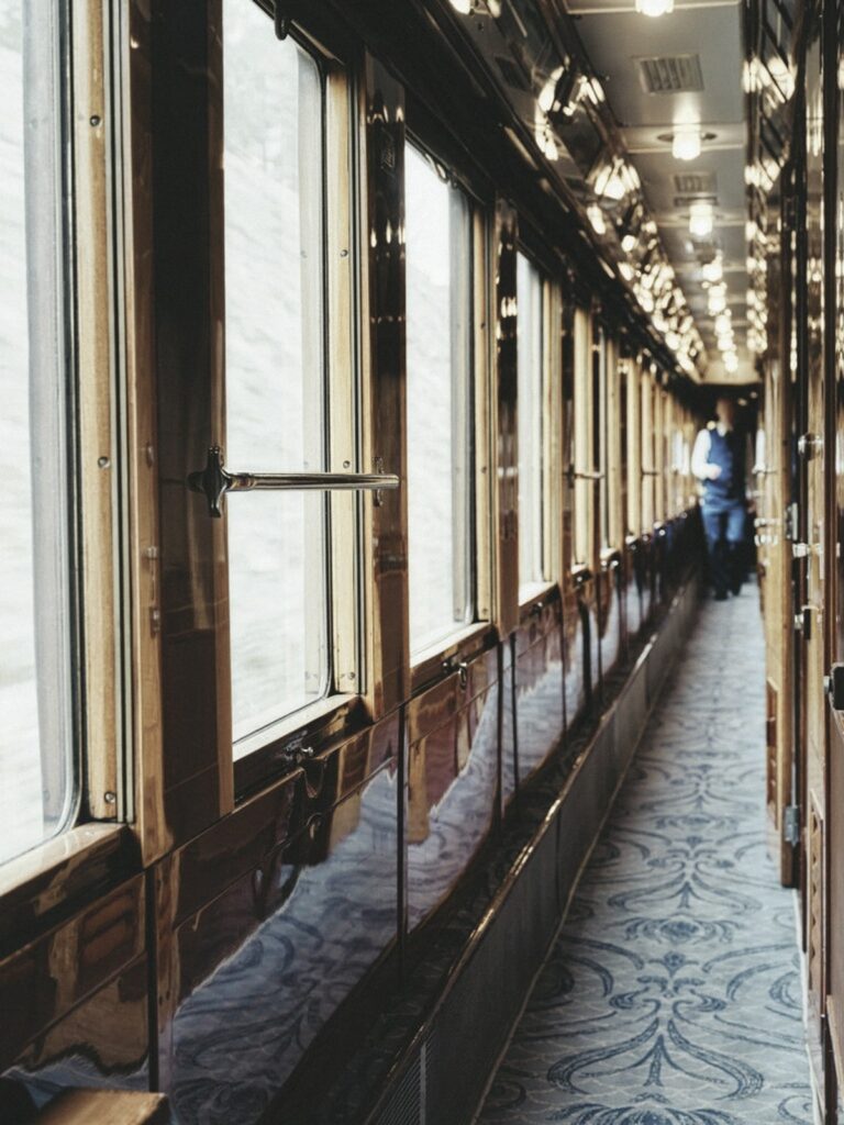 Maderas y moquetas adornan los lujosos vagones del Orient Express, 18 en total.