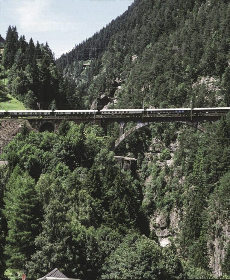 El tren, en el mítico y espectacular paso de San Gotardo, en Suiza.