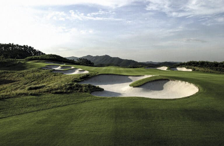 El Mission Hills Golf Club, ubicado en la provincia china de Cantón, se convirtió en 2004 en el campo más grande del mundo, tras superar al Pinehurst Resort (Carolina del Norte, EE.UU.), y desde su concepción ha acogido más de 50 torneos internacionales.