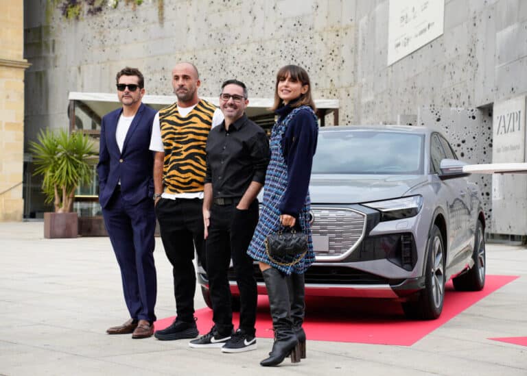 De izda. a dcha., Kike Maíllo, Javier Oliveras, Pedro Marchán y Verónica Echegui en la 70º edición del Festival de San Sebastián junto al Audi Q4 Sportback e-tron. 