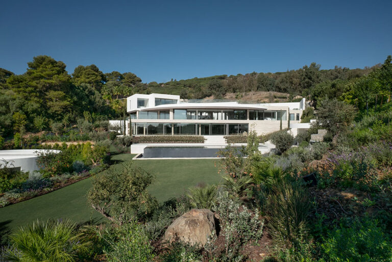 Villa Vela, ubicada en Sotogrande, Cádiz, es una de las viviendas ideadas por ARK Architects y consta de tres pisos, zonas de ocio y un frondoso y privado jardín.