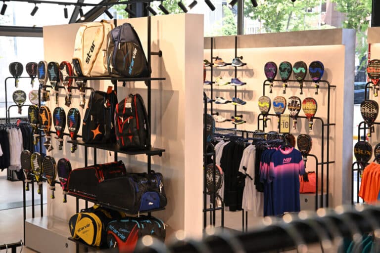 Pádel Nuestro ofrece una amplia variedad de prendas y accesorios para elevar la experiencia de compra del usuario.