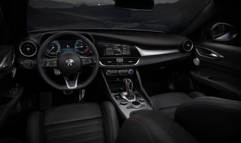 Interior, más ergonómico y confortable, del nuevo Giulia, con una pantalla de 31 centímetros completamente digital.