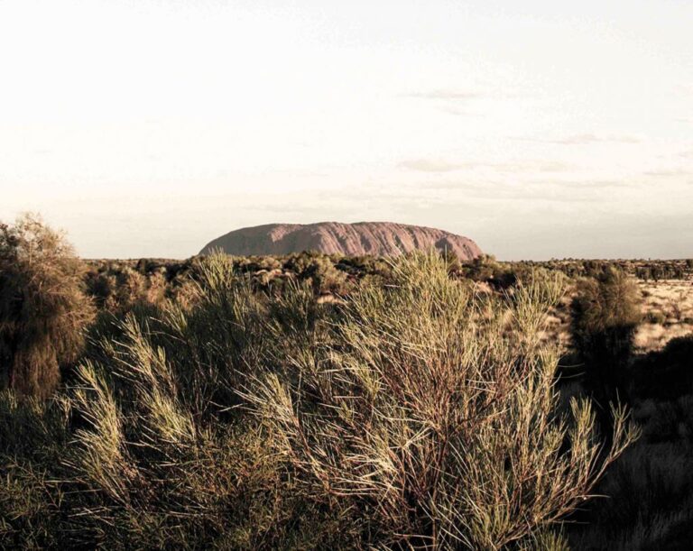 El monolito de gres rojo Ayers Rock, Australia.