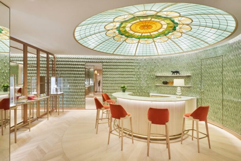 Aspecto de la boutique de Cartier en Barcelona, con el techo de vidriera elaborado por Jorge Aragone.