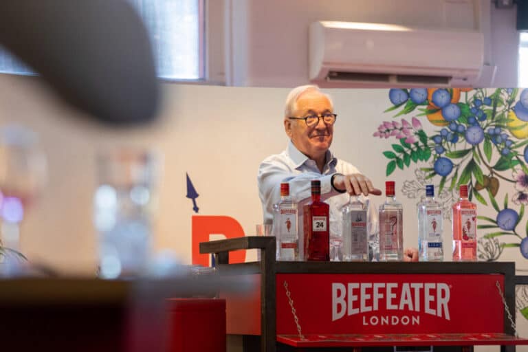 Desmond Payne, maestro destilador de la referencias Beefeater.
