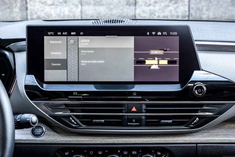 La tecnología aplicada al Citroën C5 X facilita la conducción cotidiana aplicando diversas ayudas a la conducción.