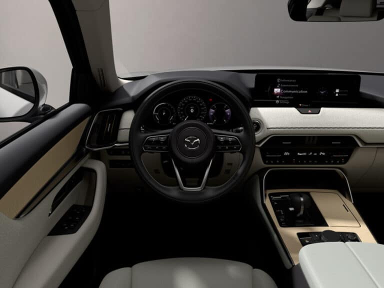 Influenciado por la tradición japonesa, la madera natural y los tejidos de alta calidad son protagonistas en los interiores del Mazda CX-60.