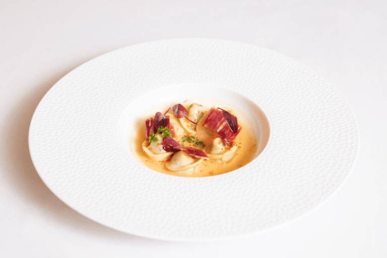 Tortellini de ricotta con jamón, la creación del chef Brian Arruda junto con Cinco Jotas.