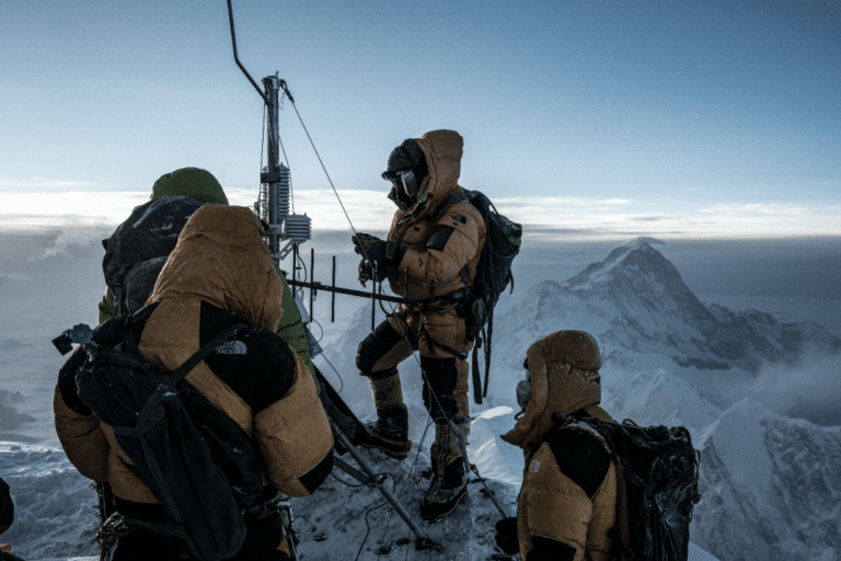La primera expedición de Rolex con la National Geographic Society se realizó en el Everest, con el objetivo de comprender mejor los efectos del cambio climático en los glaciares del Hindú Kush-Himalaya.