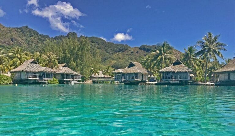 Bungalows en la playa de Bora Bora, en la Polinesia francesa.