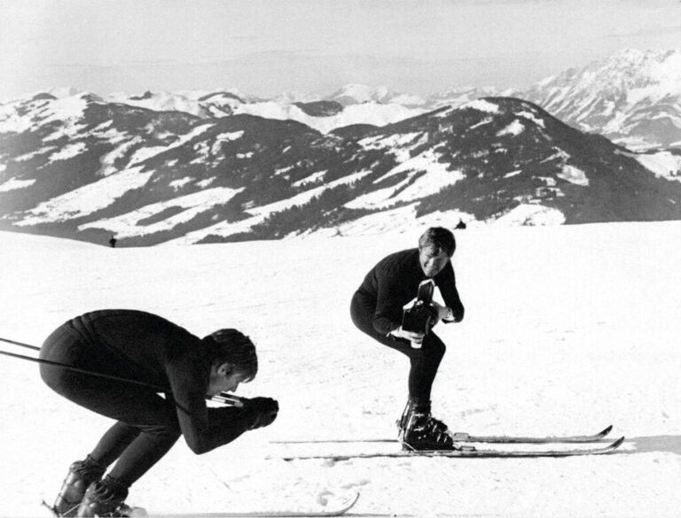  Robert Redford, en primer término, practica movimientos de esquí con el operador de cámara, Joe Jay Jalbert, para El descenso de la muerte.