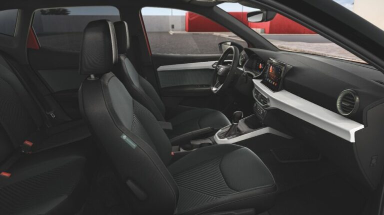 El interior del nuevo SEAT Arona integra materiales de alta calidad y acabados deportivos.