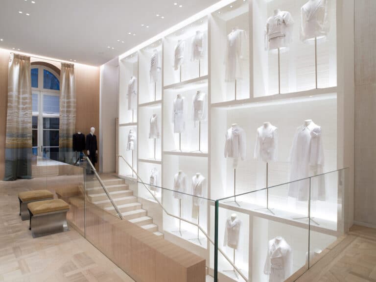 Toiles expuestas en el espacio de Dior Men, la única firma de prêt-à-porter masculino que utiliza este proceso de confección, por lo general relegado a la moda femenina. Foto: Kristen Pelou.