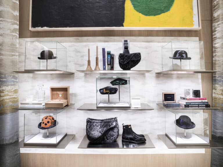 Complementos presentes en el espacio de Dior Men en la nueva boutique. Foto: Kristen Pelou.